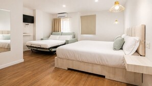 Un dormitorio moderno con una cama grande, una cama individual, un televisor de pantalla plana y un aire acondicionado instalado en el techo.
