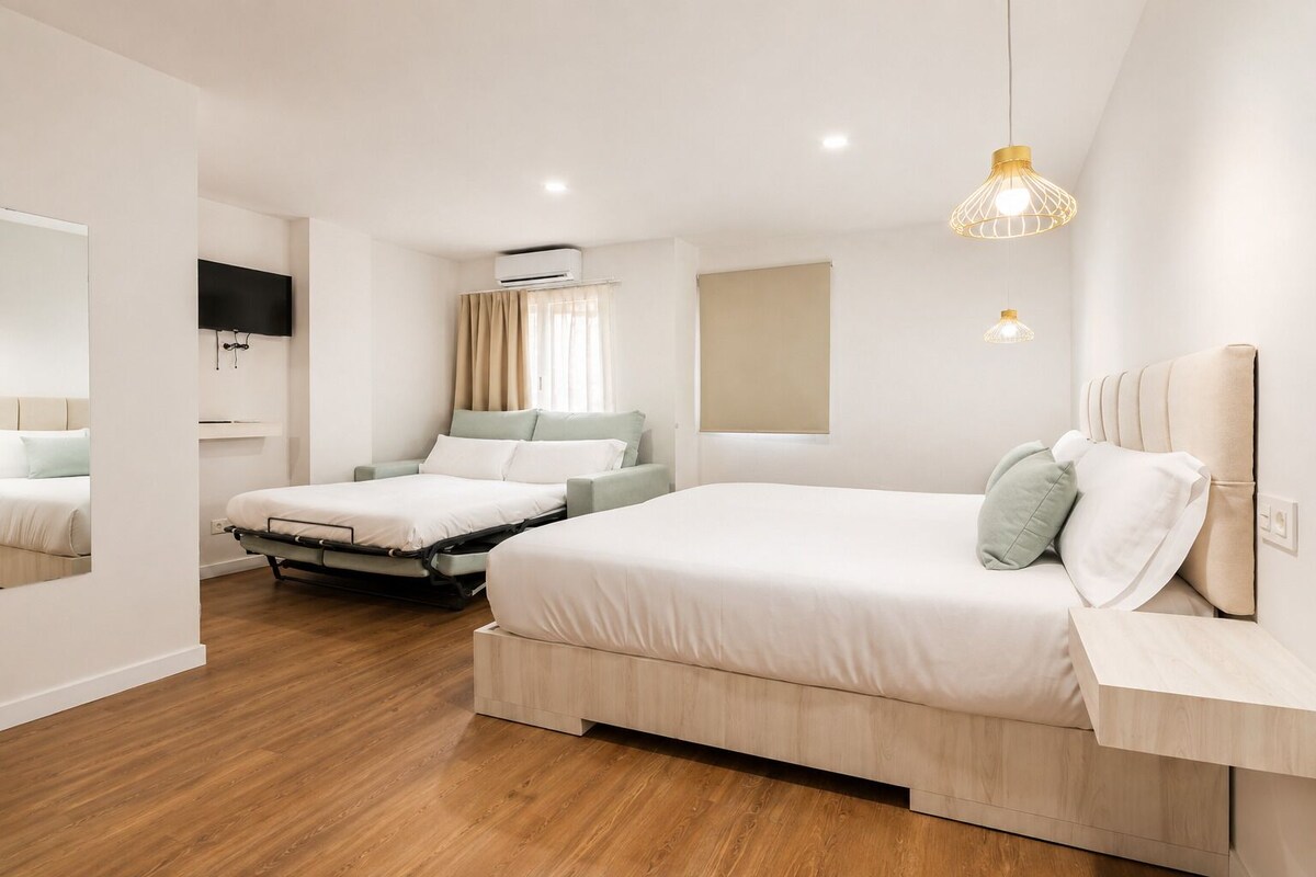 Family Room | Soundproofing, free WiFi, bed sheets