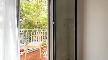Habitación superior con 1 cama doble o 2 individuales, balcón, vistas a la ciudad | Vistas a la ciudad