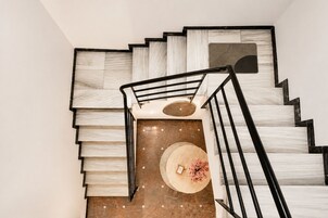 Una escalera moderna con una zona de estar circular en la parte inferior.