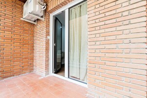 Habitación superior con 1 cama doble o 2 individuales, balcón, vistas a la ciudad | Balcón