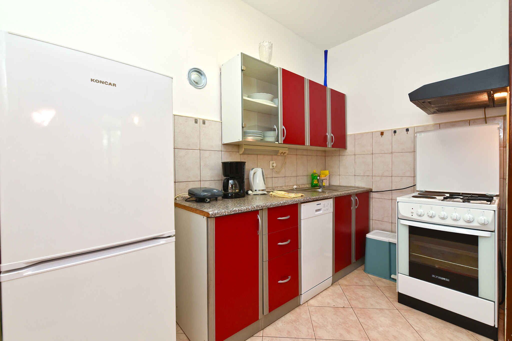 Fridge, oven, stovetop, dishwasher