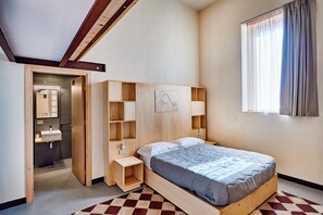 Classic Room | Desk, laptop workspace, free WiFi