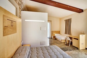 Camera panoramica, accesso in sedia a rotelle, vista mare | Una scrivania, postazione laptop, Wi-Fi gratuito