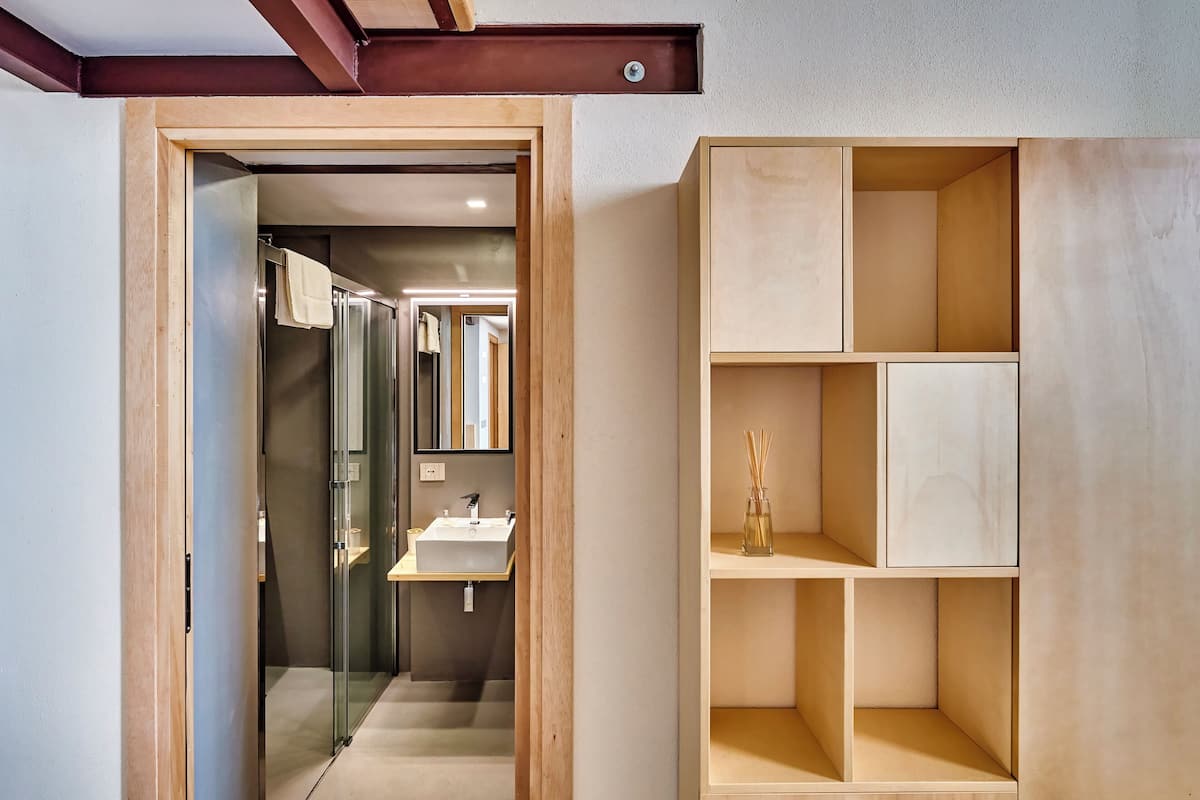 Habitación superior, vista parcial al mar | Escritorio, espacio para trabajar con laptop y wifi gratis