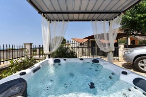 Outdoor spa tub