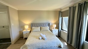 3 bedrooms, free WiFi, bed sheets - Welcome to Arlia, your stylish escape in Busselton. (Busselton)