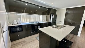 微波爐、焗爐、洗碗機、高腳椅