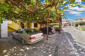 المنطقة المحيطة بالمنشأة