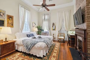 5 Schlafzimmer, Schreibtisch, Bügeleisen/Bügelbrett, Reisekinderbett