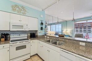 Kylskåp, mikrovågsugn, ugn och spishäll