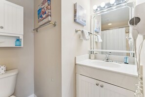 Dusche, Haartrockner, Handtücher