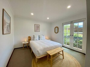 4 bedrooms, iron/ironing board, WiFi