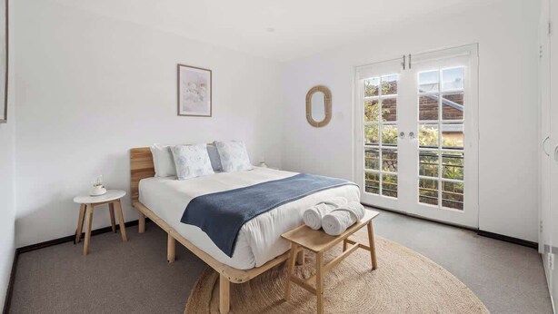 A bedroom with a bed, bedside table, and a window with a view. - Arbre Retreat—Serene Bushland Escape Near Beach (Dunsborough)