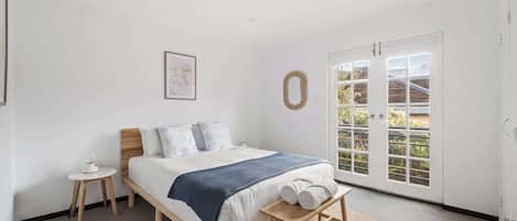 4 habitaciones, tabla de planchar con plancha, wifi y ropa de cama