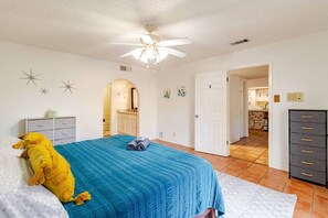 5 bedrooms, desk, iron/ironing board, WiFi