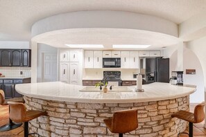 Køleskab, mikrobølgeovn, ovn, kogeplade