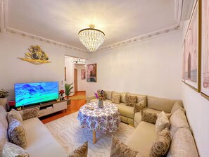 Departamento familiar, vista al jardín | Área de sala de estar