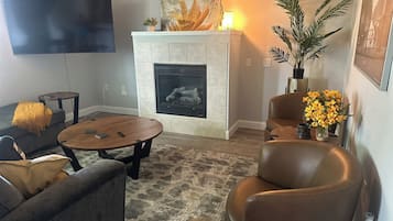 Smart TV, fireplace