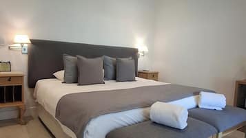 Caja de seguridad en la habitación y cortinas blackout