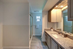 Haartrockner, Handtücher, Toilettenpapier