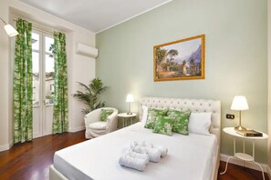 5 bedrooms, iron/ironing board, travel cot, WiFi - Historic Villa in Como Center + 4 free parking (Como)