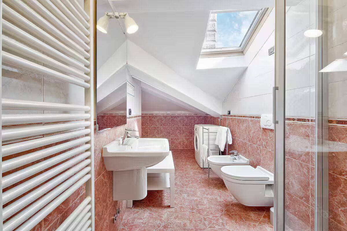 Een douche, een haardroger, een bidet, shampoo