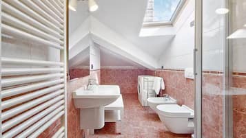 Een douche, een haardroger, een bidet, shampoo