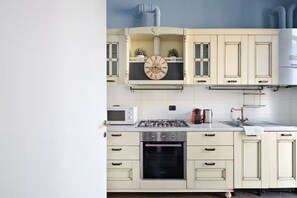 Fridge, microwave, oven, stovetop - Historic Villa in Como Center + 4 free parking (Como)