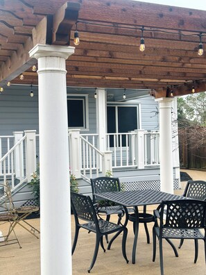 Outdoor dining - Charming fully furnished 2-bedroom cottage in Seabrook, Tx -Bay Area Houston (Seabrook)