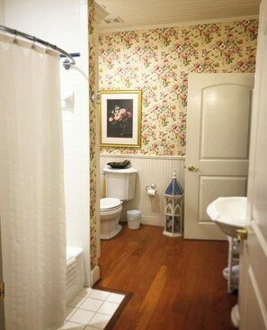 Haartrockner, Handtücher, Seife, Toilettenpapier
