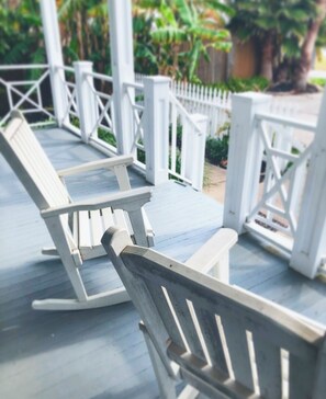 Terrace/patio - Charming fully furnished 2-bedroom cottage in Seabrook, Tx -Bay Area Houston (Seabrook)