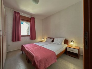 Comfort appartement, terras, uitzicht op zee | Hypoallergeen beddengoed, individueel gedecoreerd, een bureau