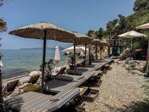 Vlak bij het strand, een strandbar