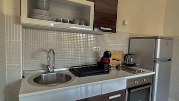 Four, plaque de cuisson, lave-vaisselle, grille-pain