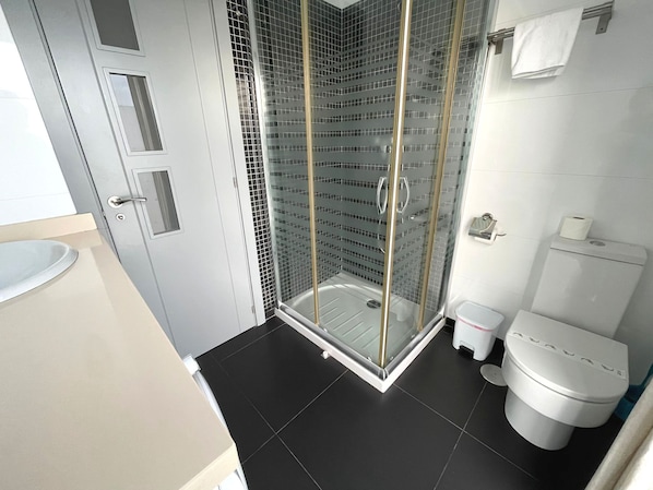 Dusche, Haartrockner, Handtücher, Seife