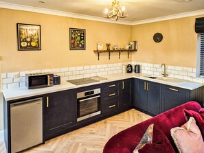 Oppvaskmaskin og høy barnestol