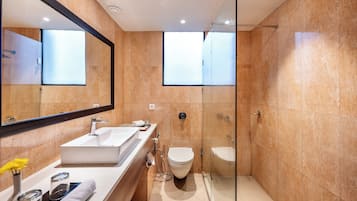 Een douche, een regendouche, een haardroger, pantoffels
