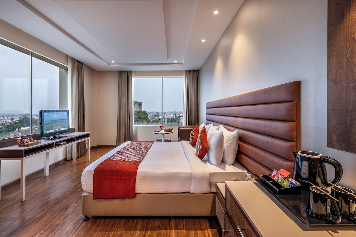 Seniorrum | 1 sovrum, värdeförvaringsskåp på rummet och skrivbord