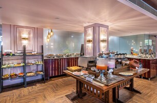 Desayuno buffet diario (INR 450 por persona)