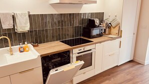 Une cuisine moderne équipée d’un lave-vaisselle, d’un four et d’un four à micro-ondes.