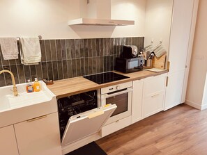 Réfrigérateur, micro-ondes, four, plaque de cuisson