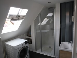 Shower, towels - Ferienwohnung " Tor zum Frankenwald" in Mitwitz. Gemütlich und neu renoviert (Mitwitz)