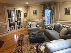 Smart TV, fireplace, DVD player, stereo