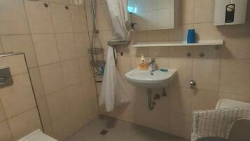 Dusche, Haartrockner, Seife, Shampoo