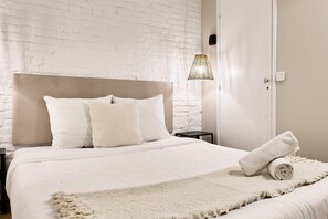 2 bedrooms, desk, iron/ironing board, internet