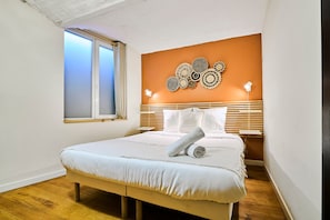 2 bedrooms, desk, iron/ironing board, internet