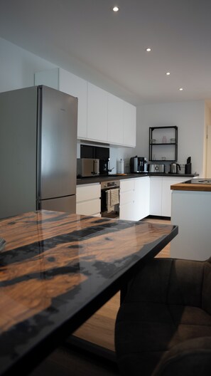 冷蔵庫、電子レンジ、オーブン、コンロ