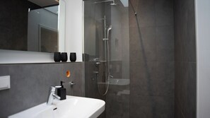 Shower, hair dryer, towels, toilet paper - Quiet, exclusively furnished apartment, centrally located in the city.  (Rheinbach)