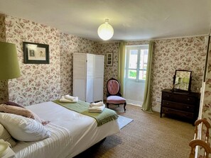 4 bedrooms, iron/ironing board, free WiFi, bed sheets